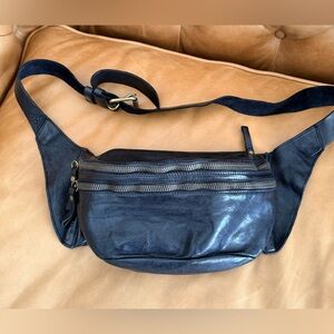 Campomaggi Tasso leather belt bag in black
Made in Italy